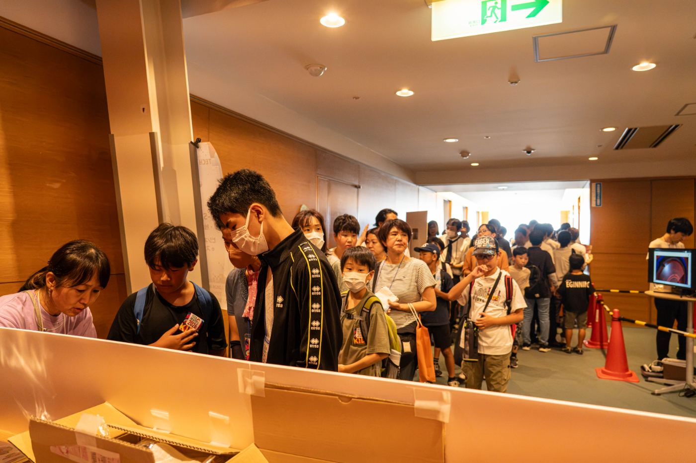 受付に並ぶ参加者と保護者