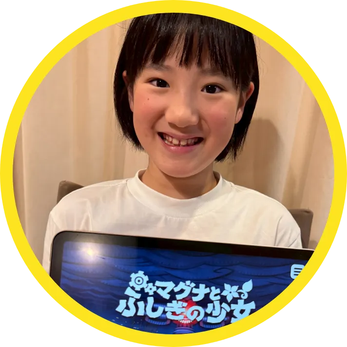 笑顔の小学生の女の子がタブレットを持ち、『マグナとふしぎの少女』というアプリのタイトル画面を見せている。